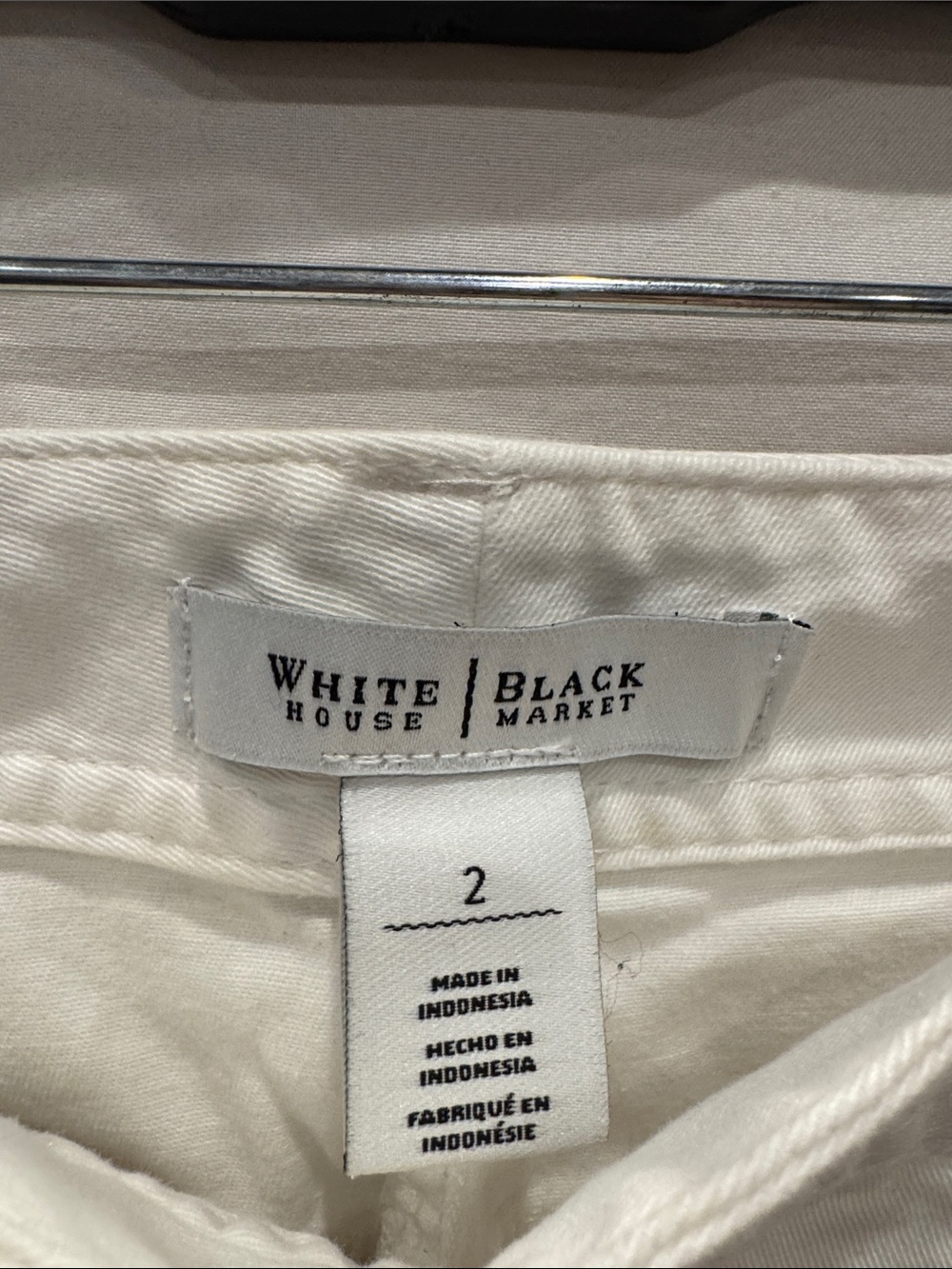 White House Black Market White Cargo Capri Pants, Size 2 Cotton - Picture 3 of 3